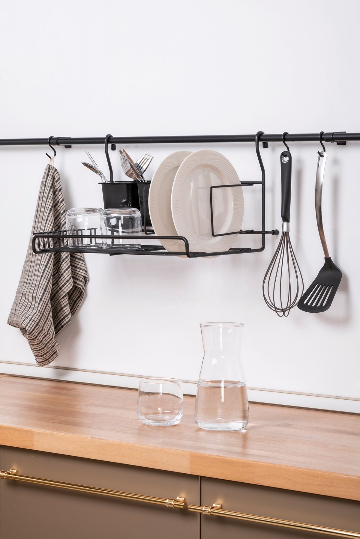 Hanging Plate and Glass Holder with Spoon Holder